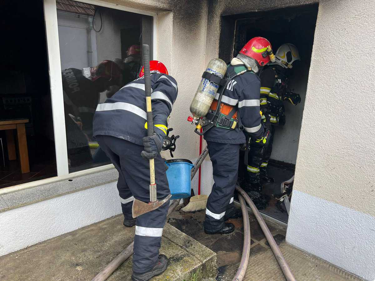 bărbat surprins într-un incendiu în propria casă la cisnădie - a fost dus inconștient la spital