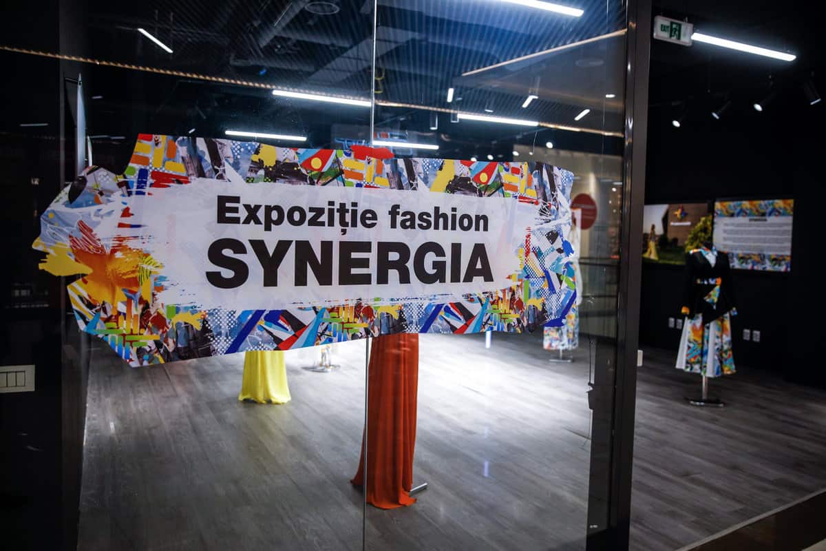 Sibienii sunt invitați să descopere SYNERGIA, colecția proprie de haine Promenada Sibiu, în cadrul unei expoziții creative