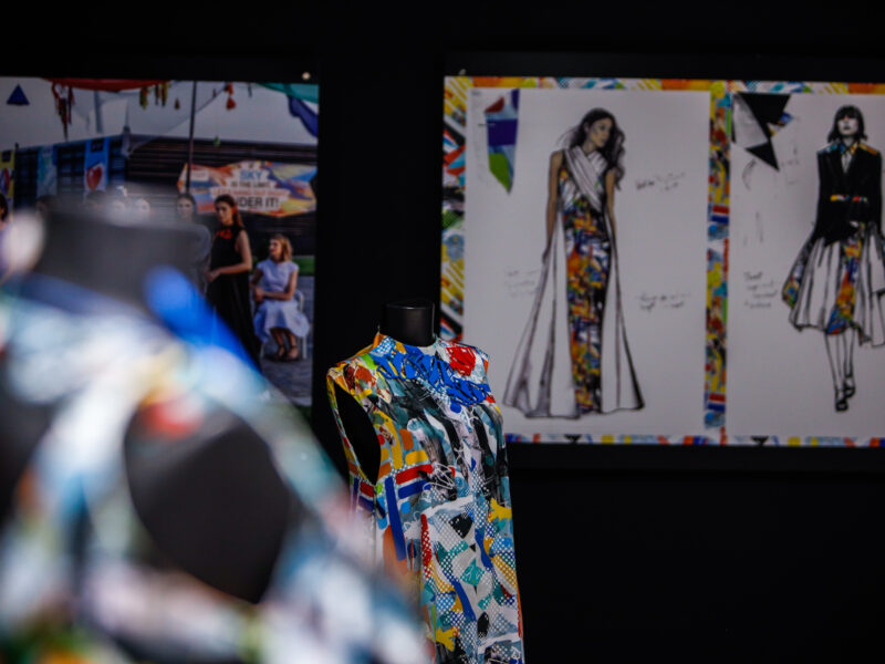 sibienii sunt invitați să descopere synergia, colecția proprie de haine promenada sibiu, în cadrul unei expoziții creative