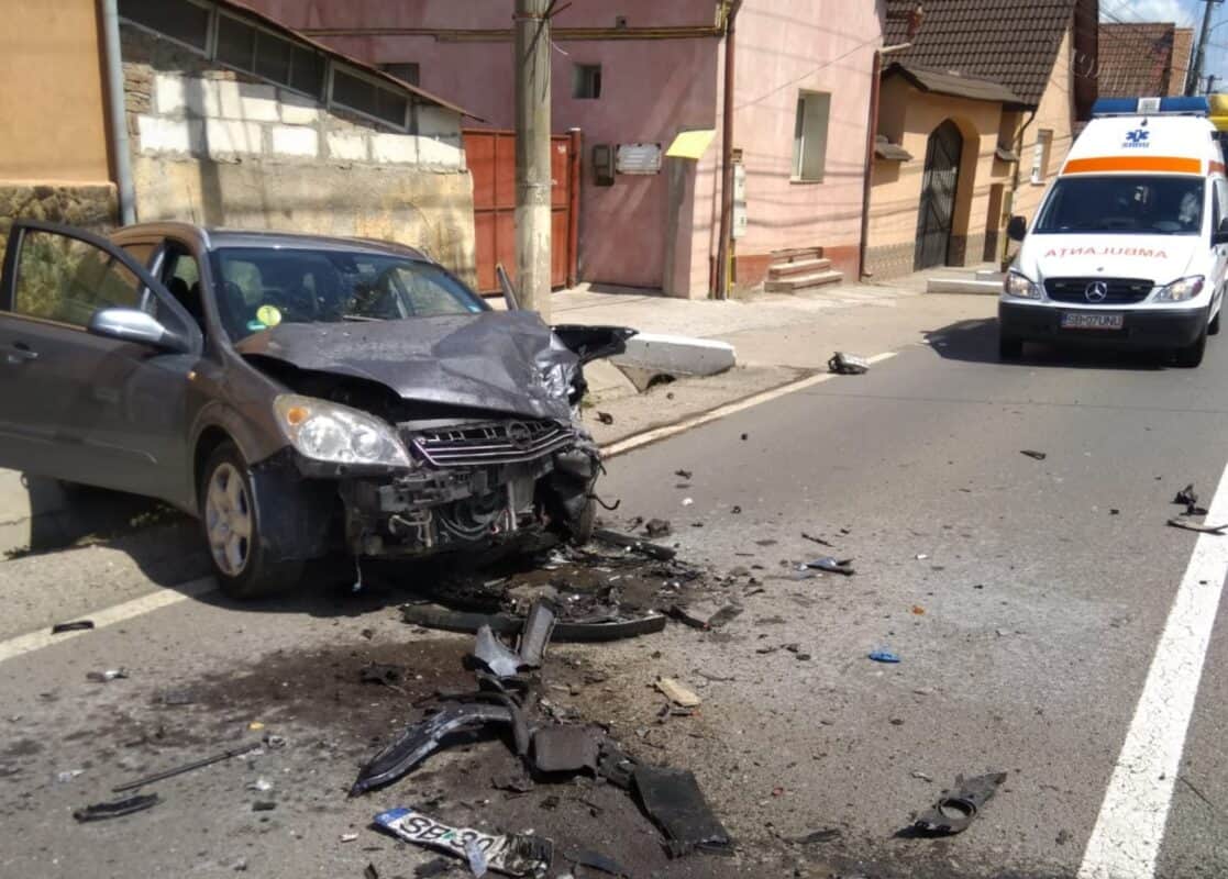 foto: coliziune frontală între două mașini la șura mare - șofer de 70 de ani, dus la spital