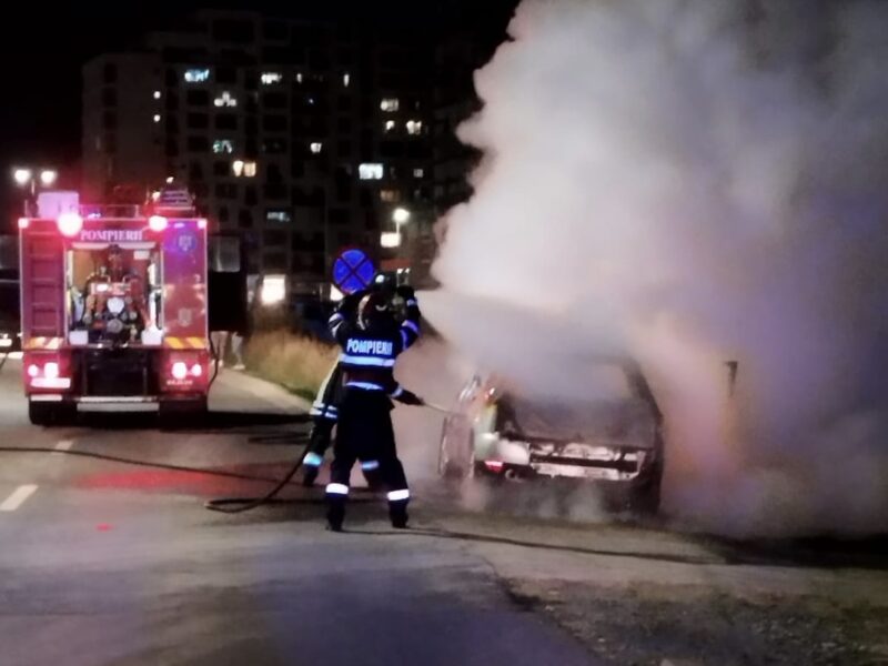 foto incendiu la șelimbăr – a ars un autoturism în totalitate