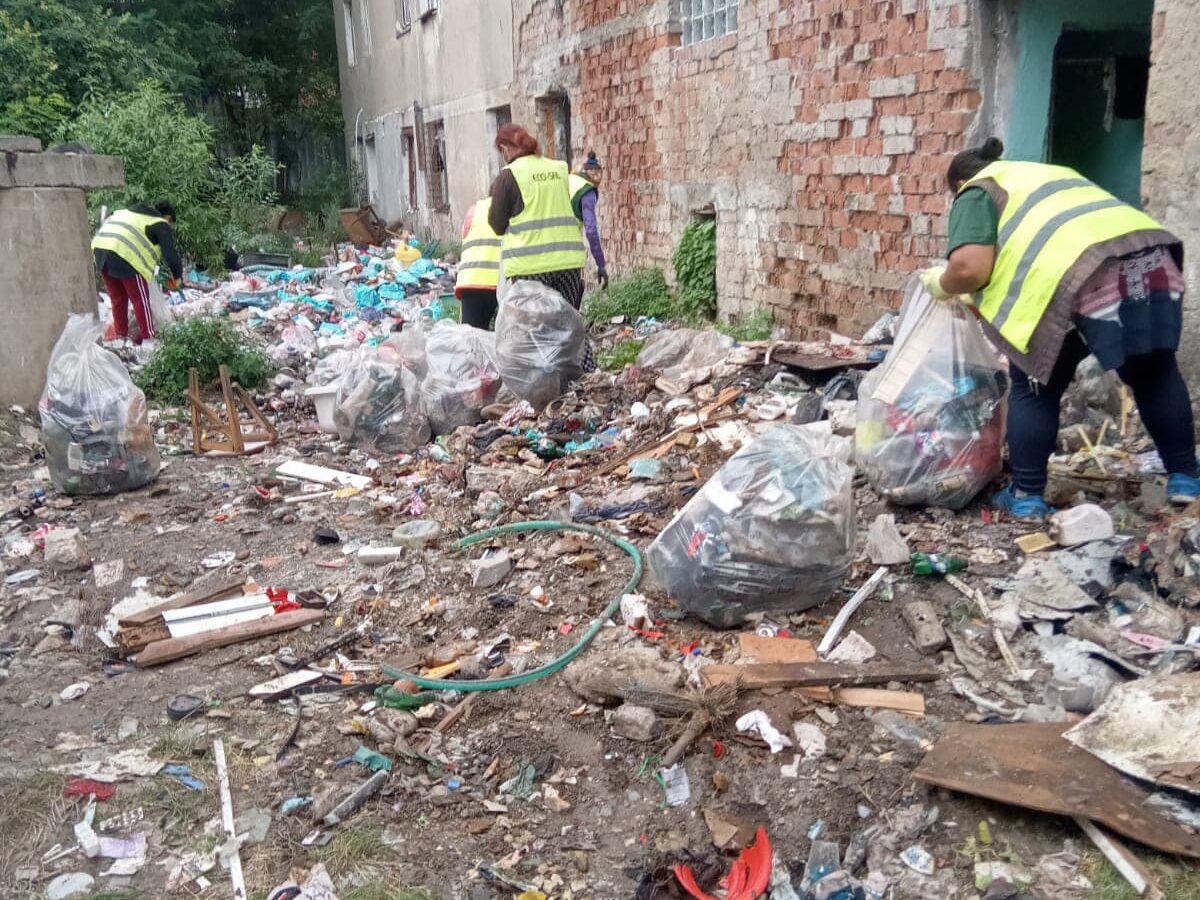 FOTO Acțiune de curățenie pe strada Tineretului din Mediaș - Gheorghe Roman: ”Blocurile trebuie demolate”