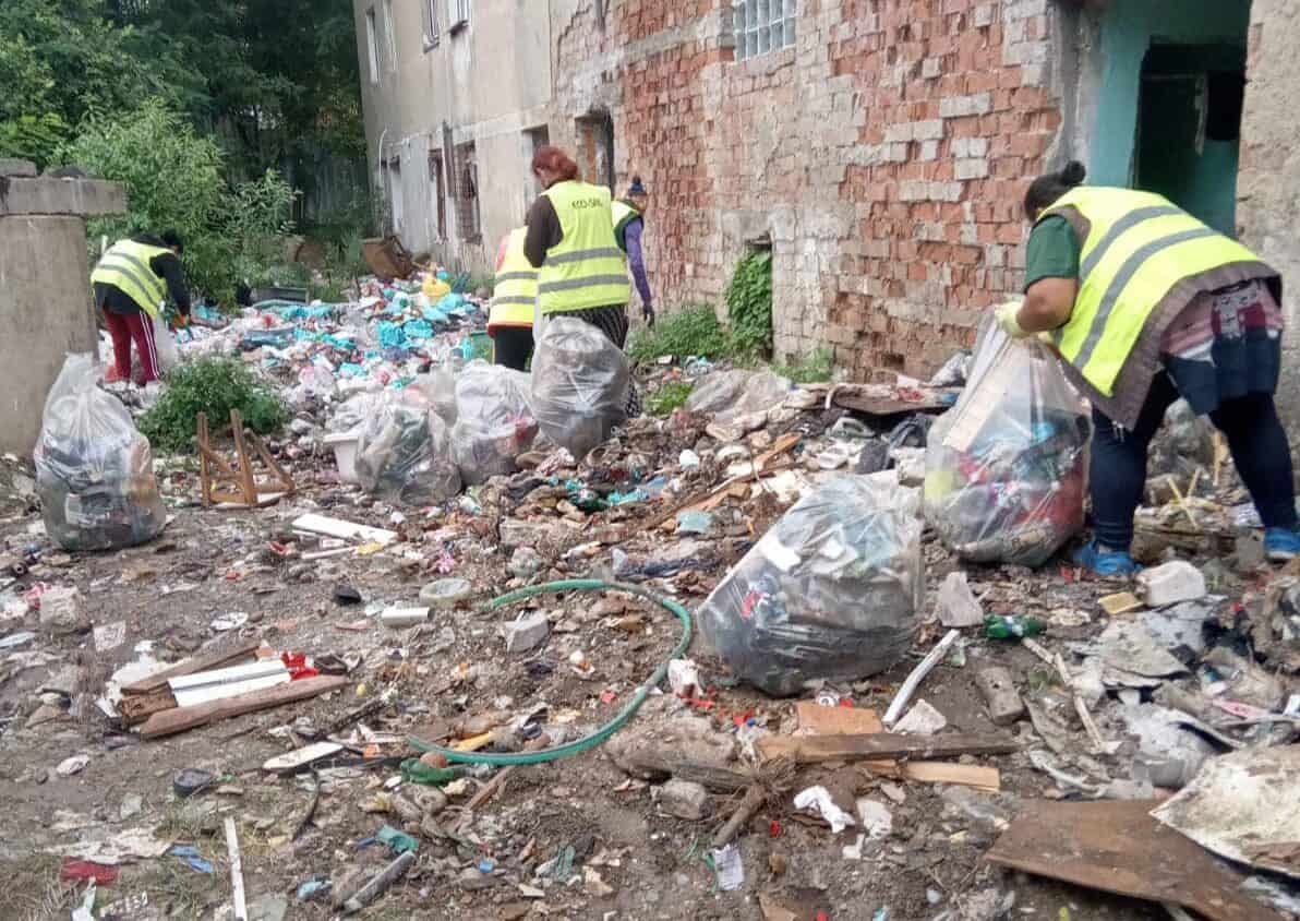foto acțiune de curățenie pe strada tineretului din mediaș - gheorghe roman: ”blocurile trebuie demolate”