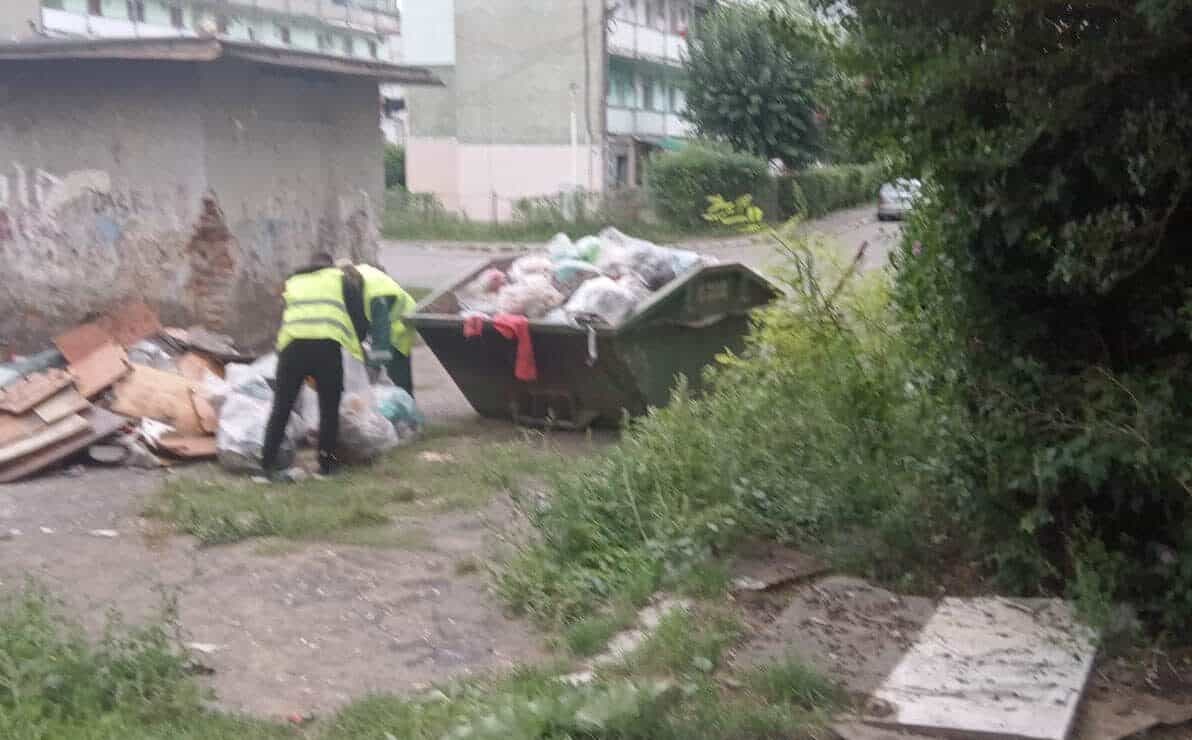 foto acțiune de curățenie pe strada tineretului din mediaș - gheorghe roman: ”blocurile trebuie demolate”