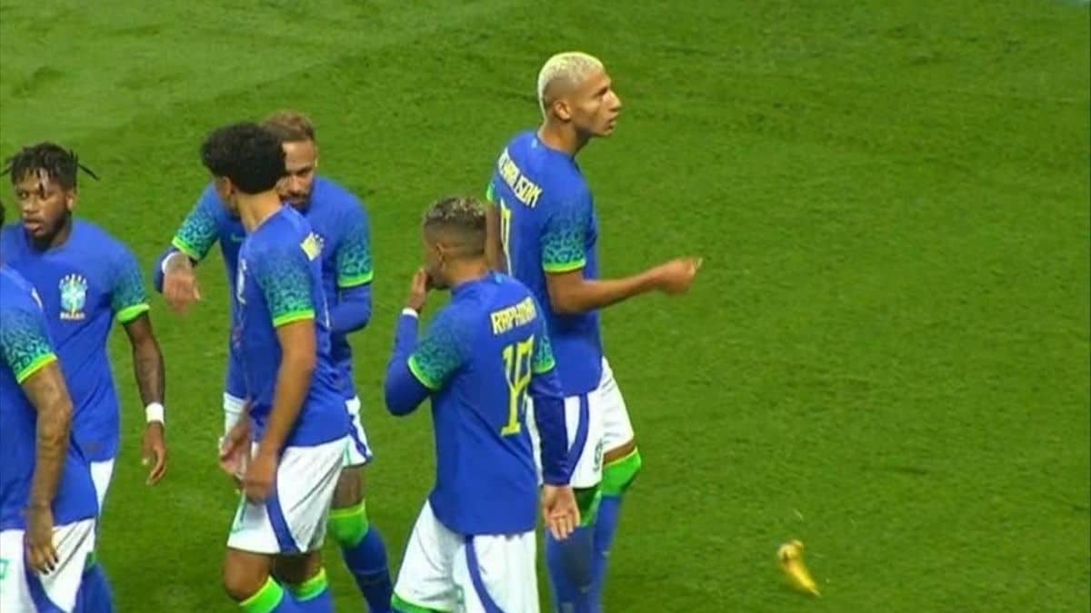 video fotbaliștii brazilieni atacați cu banane la paris - au bătut selecționata tunisiei cu 5-1