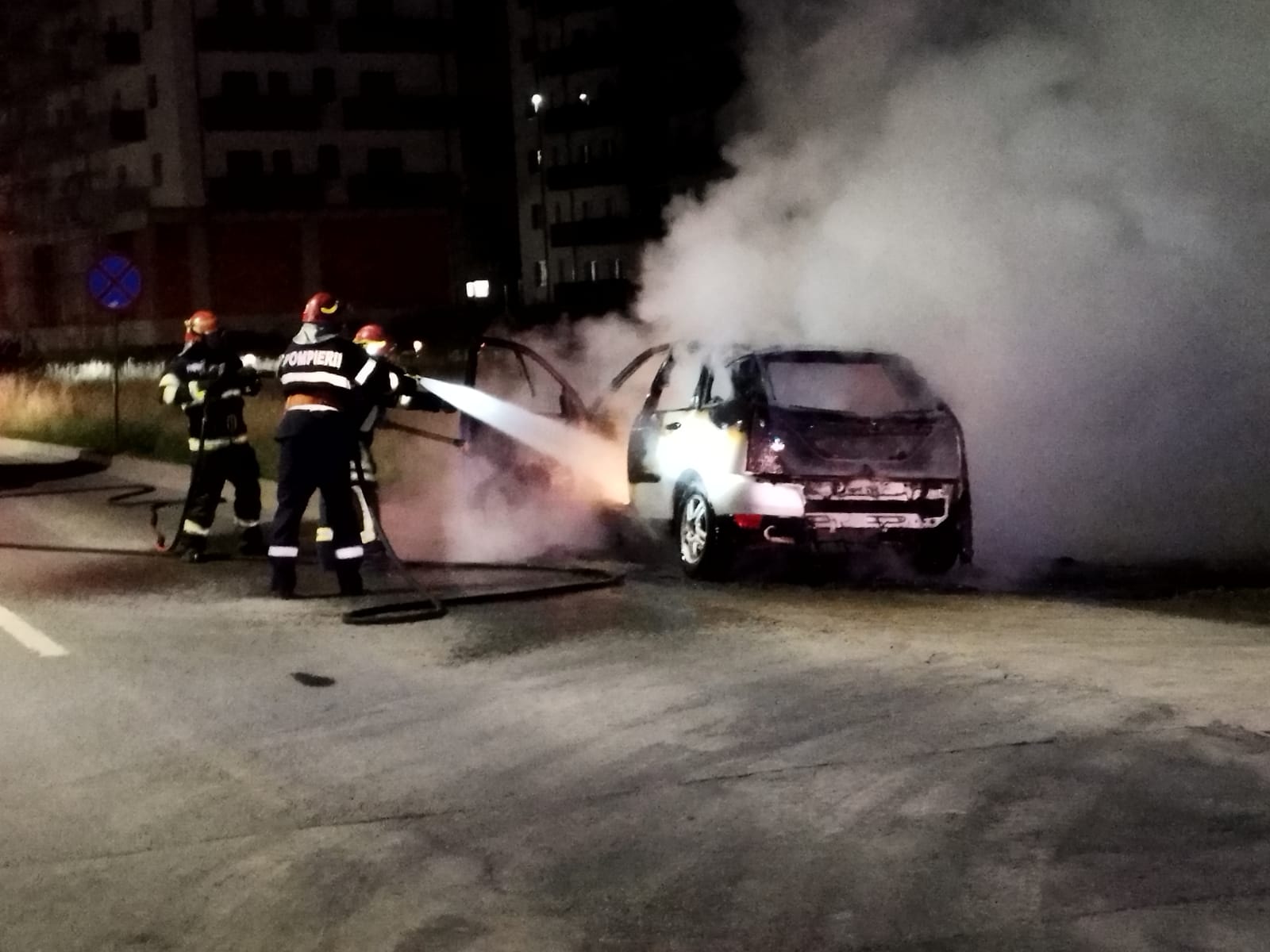 FOTO Incendiu la Șelimbăr – A ars un autoturism în totalitate