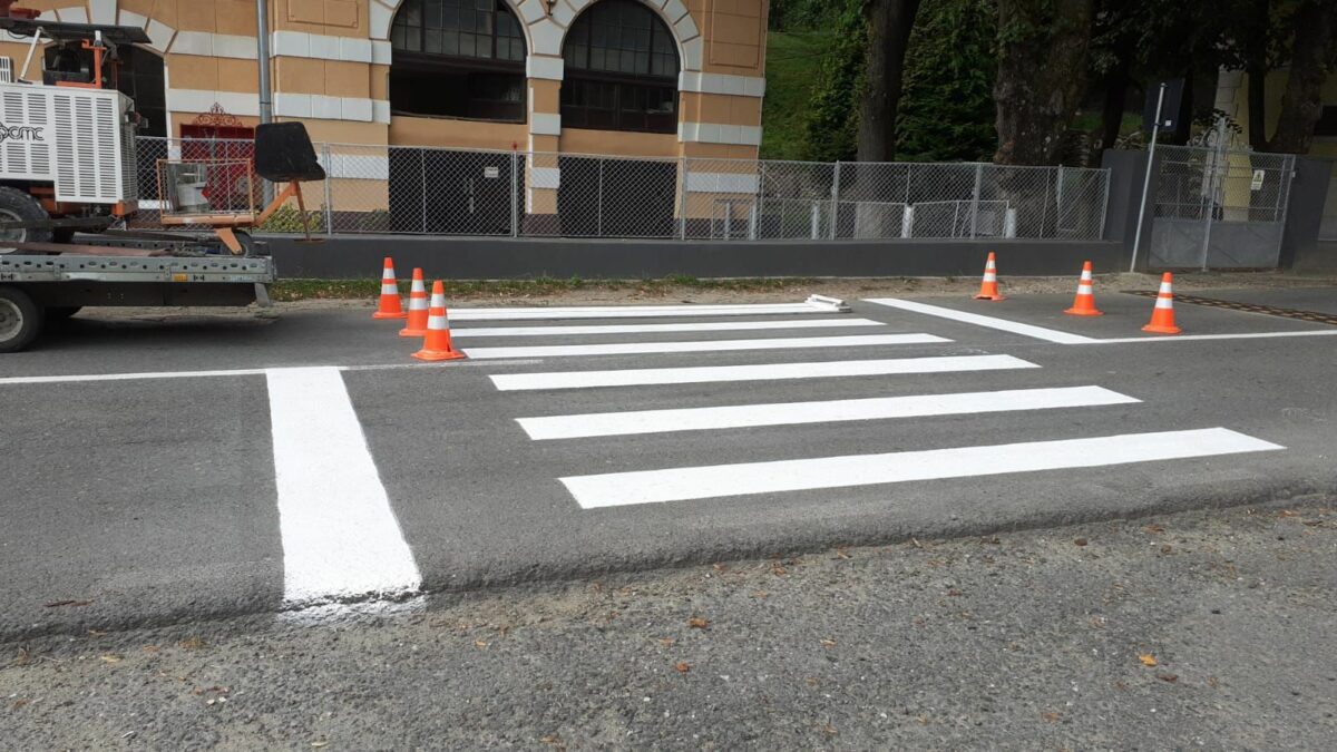 se refac marcajele rutiere și se montează noi indicatoare pe mai multe drumuri județene din sibiu