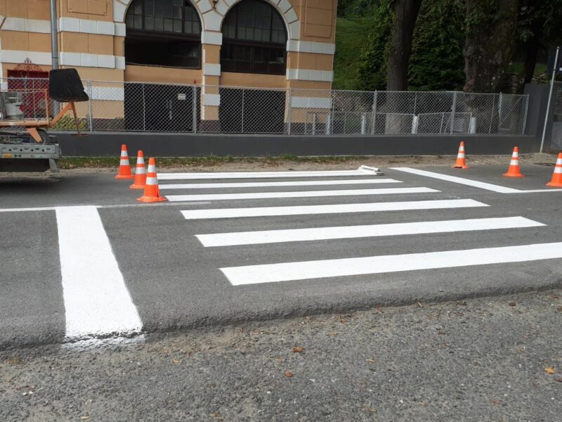 se refac marcajele rutiere și se montează noi indicatoare pe mai multe drumuri județene din sibiu