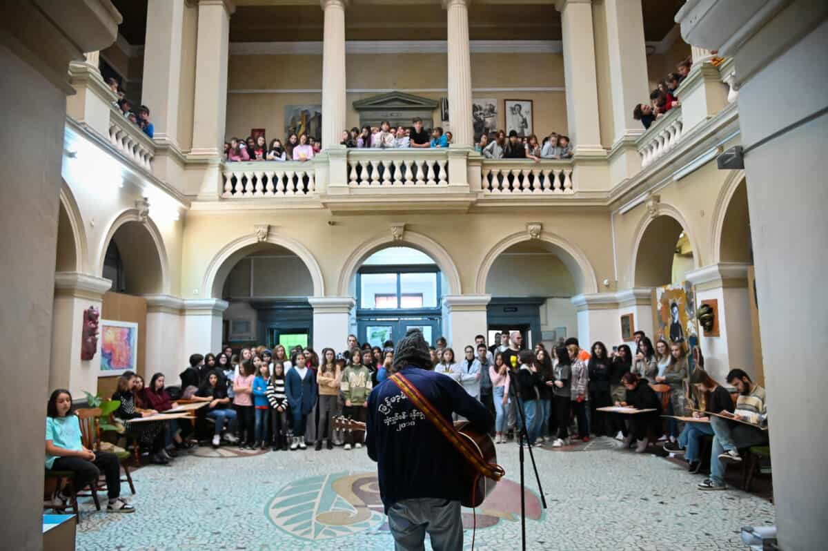 Poezia poetului Iustin Panța readusă la viață într-un show unic la Sibiu - Spectacolul ”Obiecte mișcate” îmbină arta teatrală cu poezia și muzica live