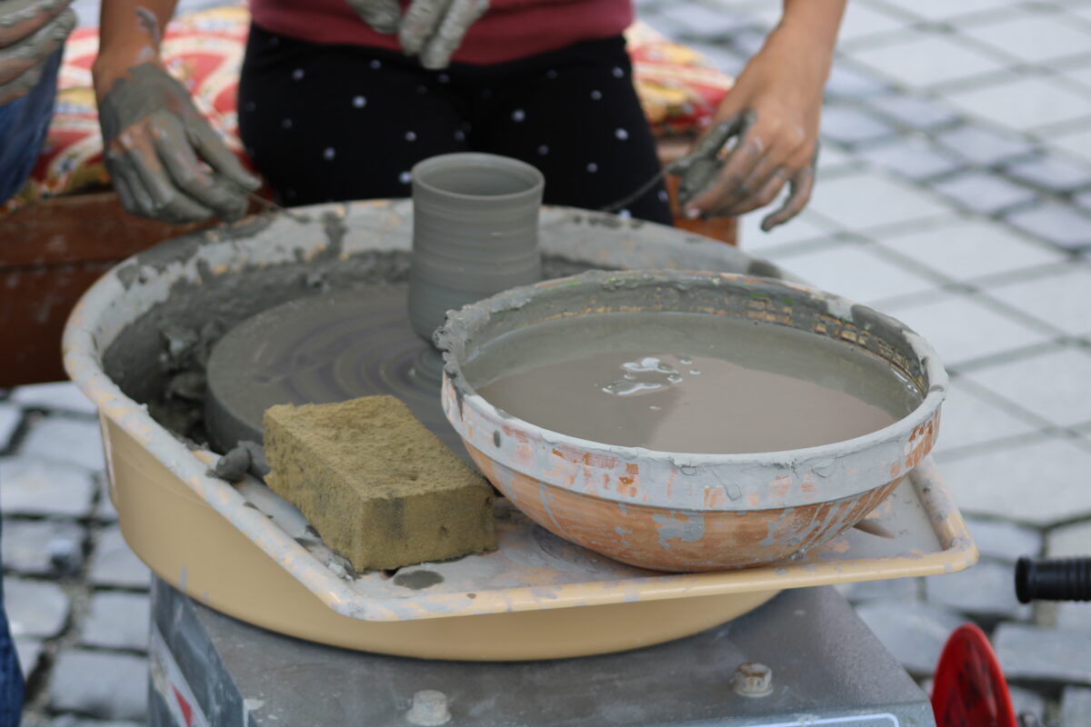 foto – târgul olarilor la sibiu - roata olarului a fost principala atracție pentru vizitatori