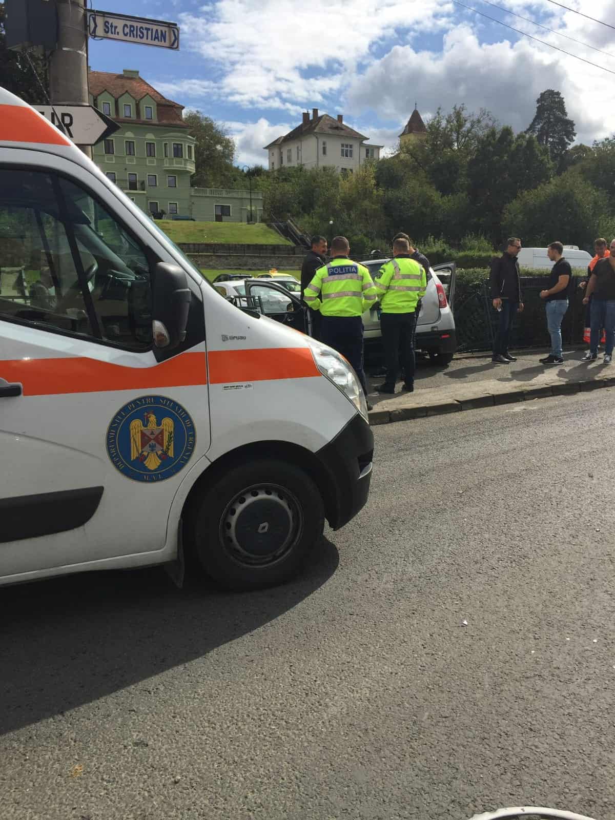 carambol cu patru mașini pe strada cristian din sibiu - doi oameni sunt răniți