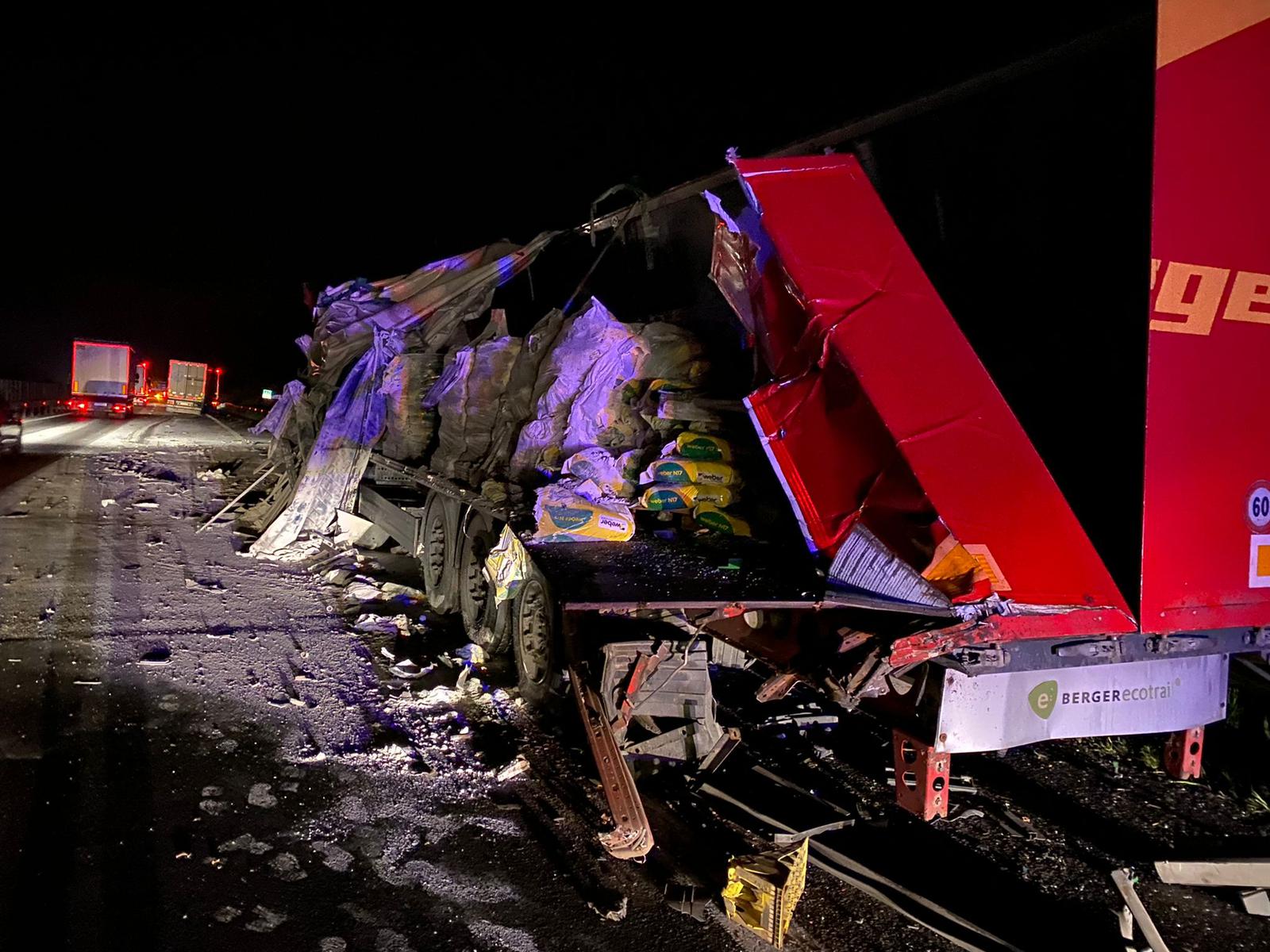 foto: tamponare între două tir-uri pe autostradă la săliște - se circulă îngreunat