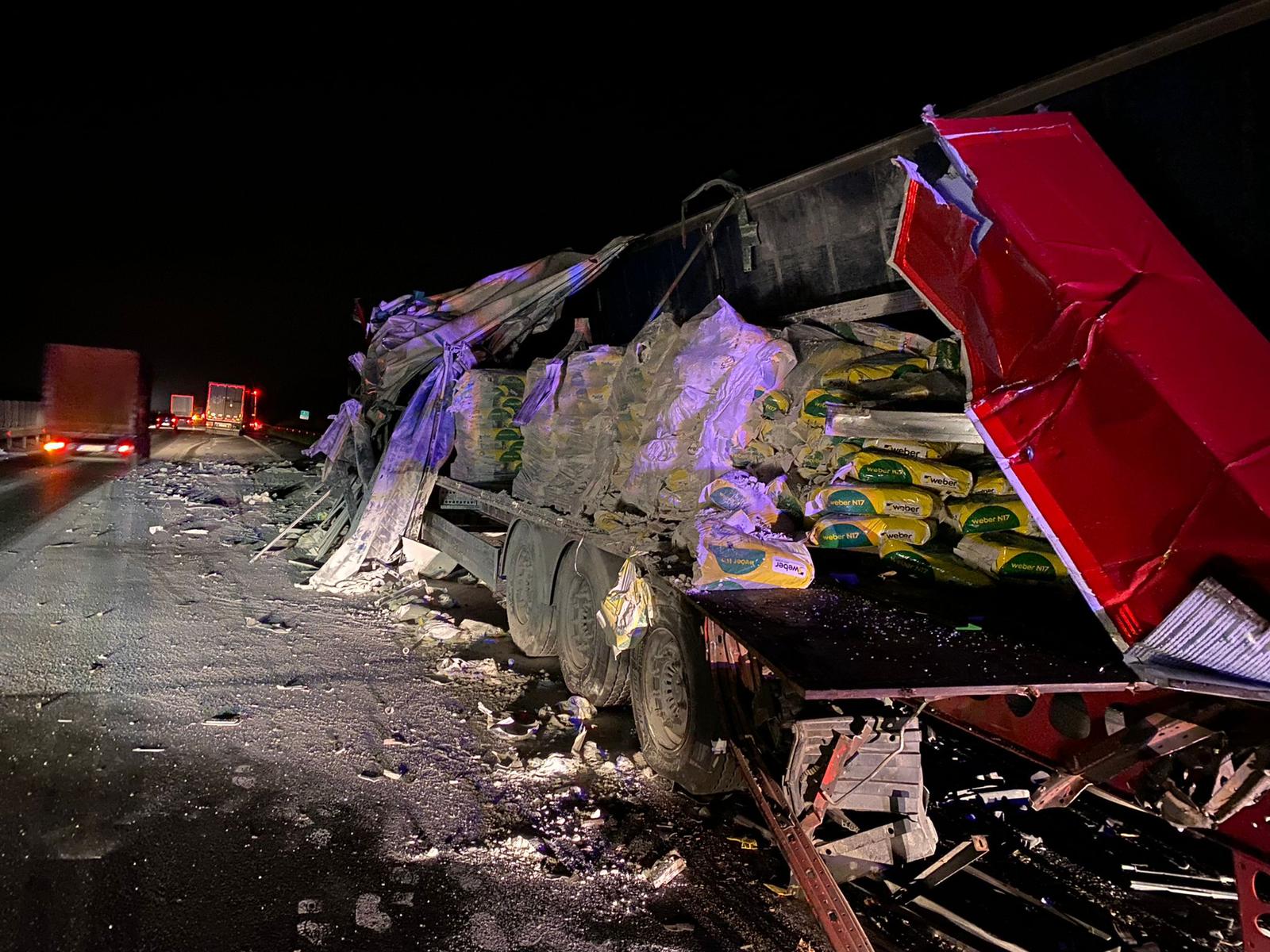 FOTO: Tamponare între două TIR-uri pe autostradă la Săliște - Se circulă îngreunat