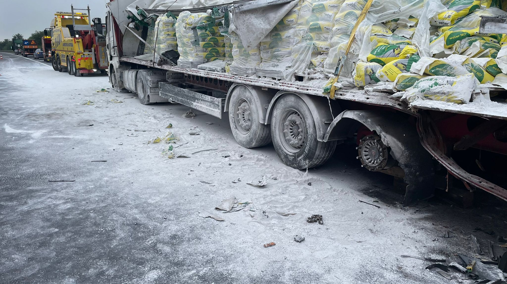 FOTO: Tamponare între două TIR-uri pe autostradă la Săliște - Se circulă îngreunat