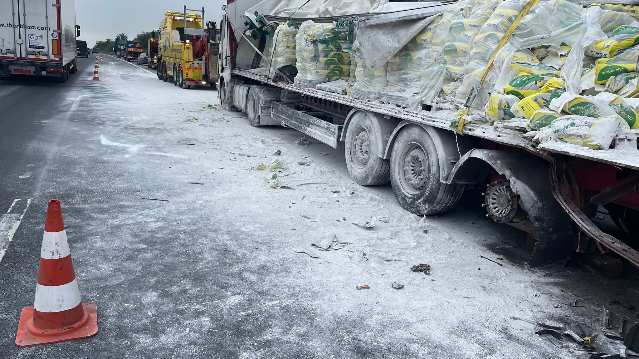 FOTO: Tamponare între două TIR-uri pe autostradă la Săliște - Se circulă îngreunat