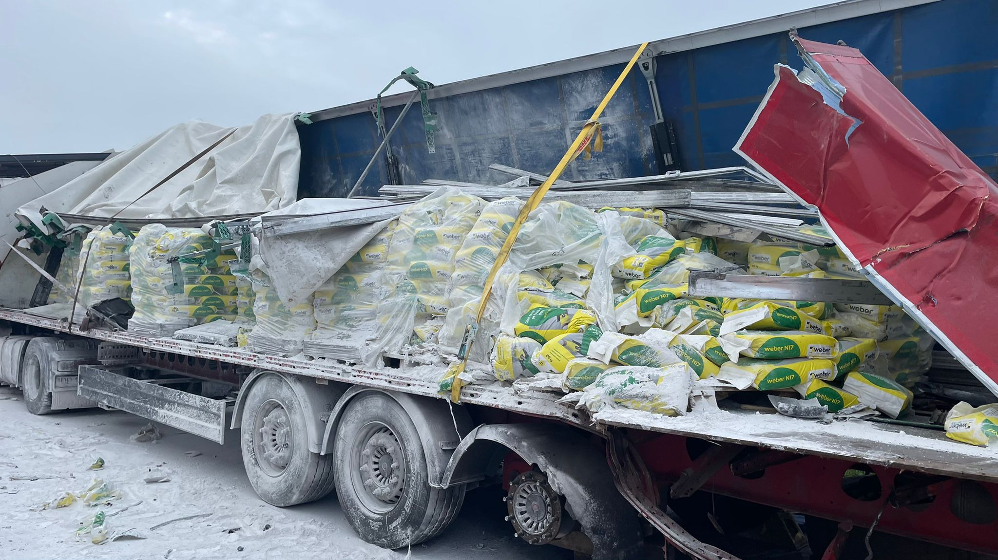 FOTO: Tamponare între două TIR-uri pe autostradă la Săliște - Se circulă îngreunat