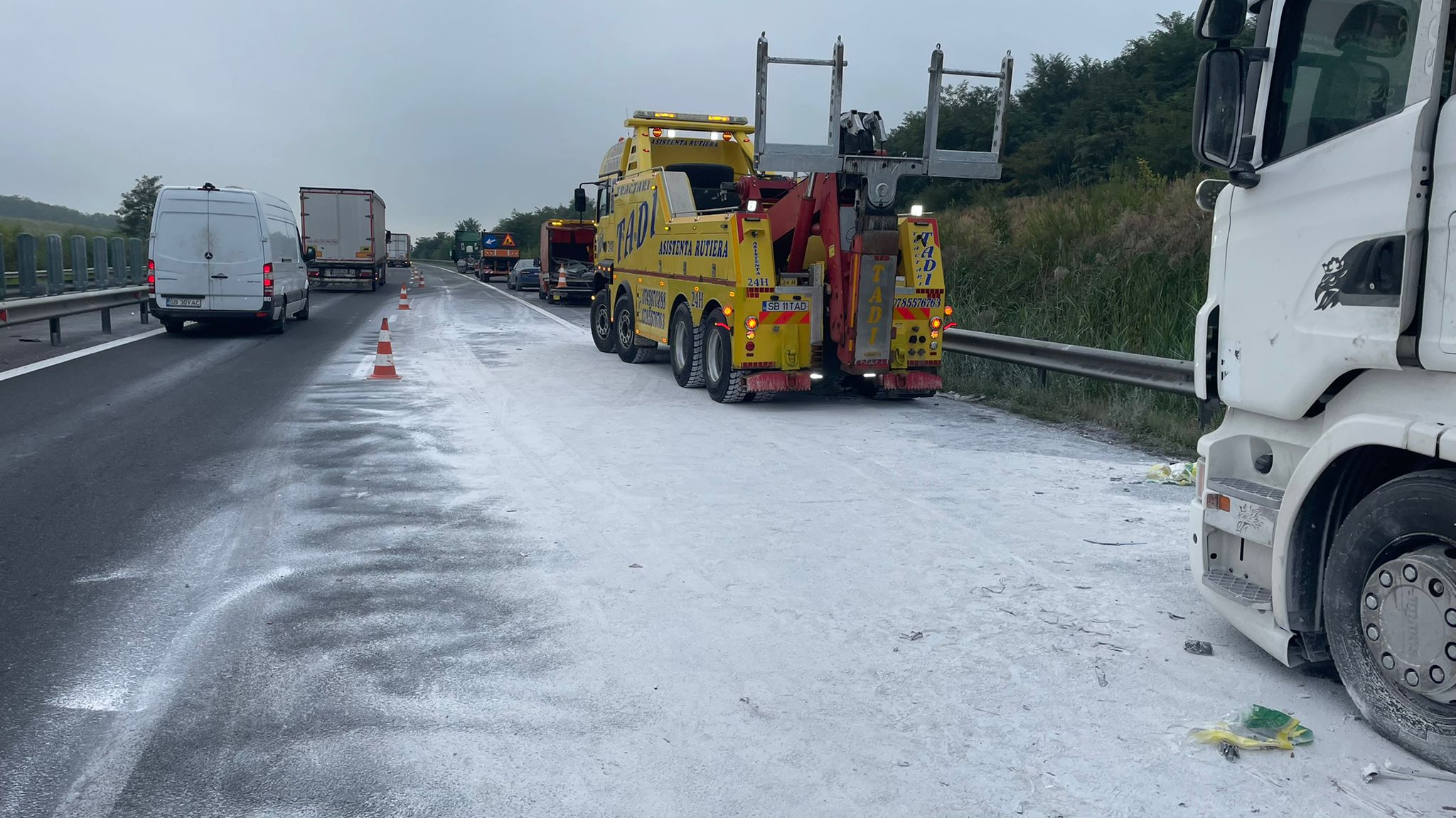 foto: tamponare între două tir-uri pe autostradă la săliște - se circulă îngreunat