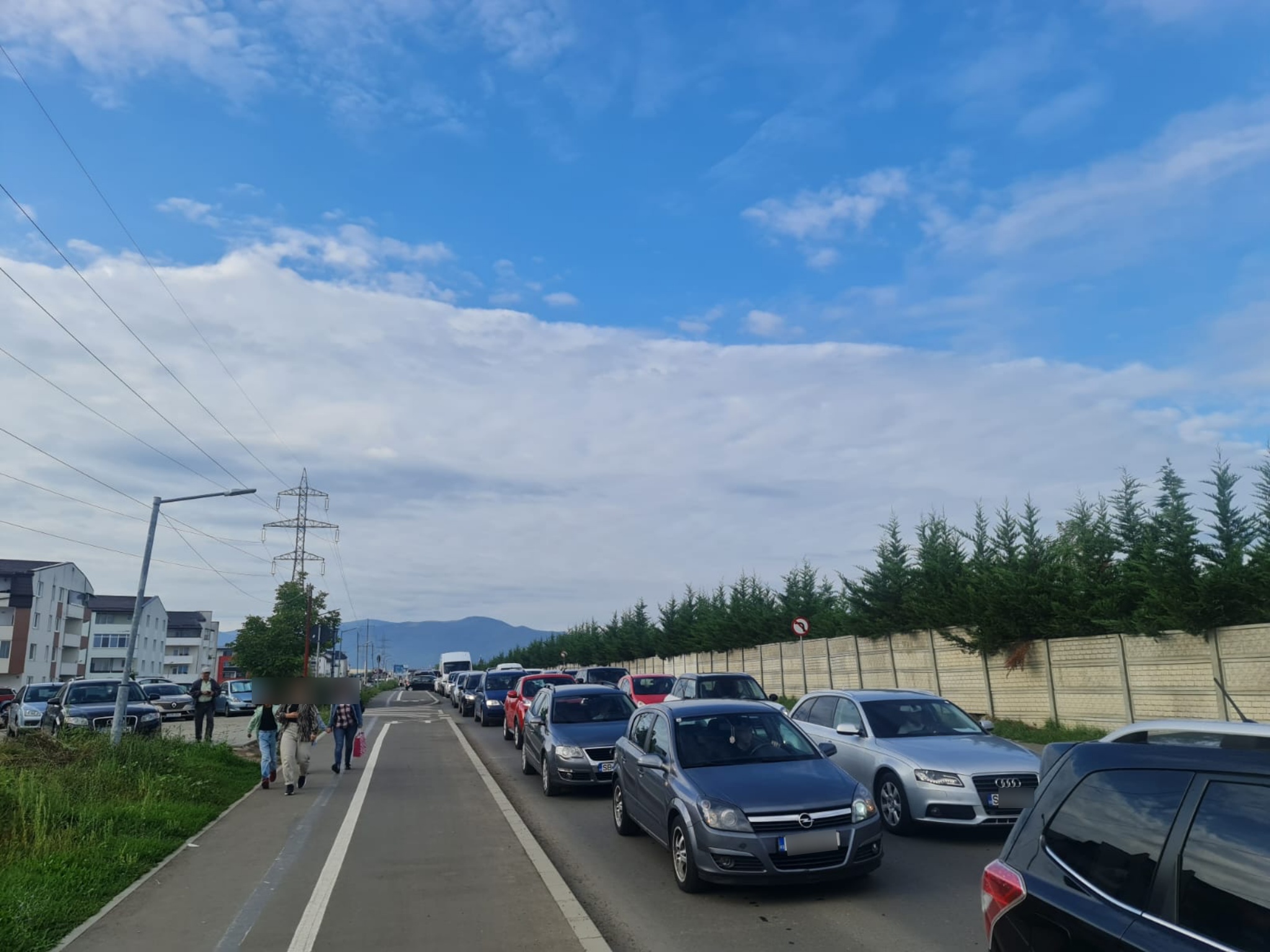 foto: trafic infernal pe calea cisnădiei în prima zi de școală - șoferii au circulat bară la bară