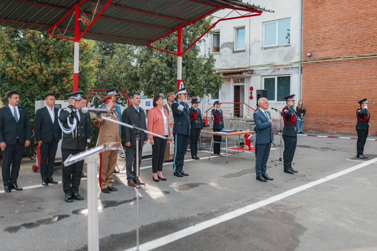 ziua pompierilor din românia, marcată printr-o ceremonie militară la sibiu - au fost desemnați salvatorul și pompierul anului