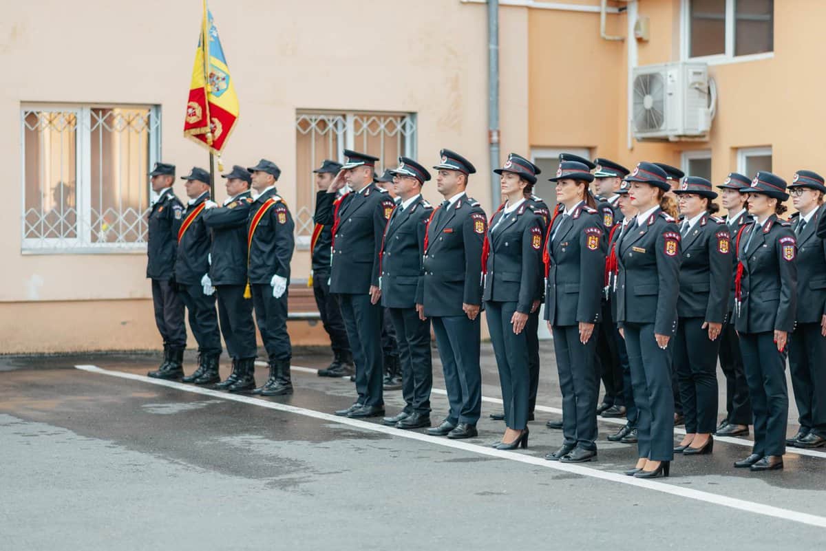 ziua pompierilor din românia, marcată printr-o ceremonie militară la sibiu - au fost desemnați salvatorul și pompierul anului