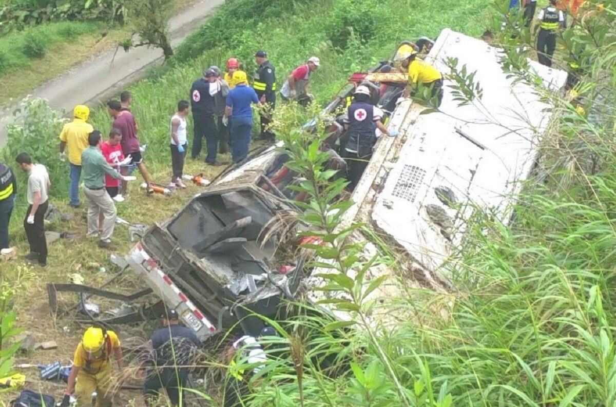 un autobuz s-a părbușit din cauza unei alunecări de teren în costa rica - zeci de persoane sunt date dispărute