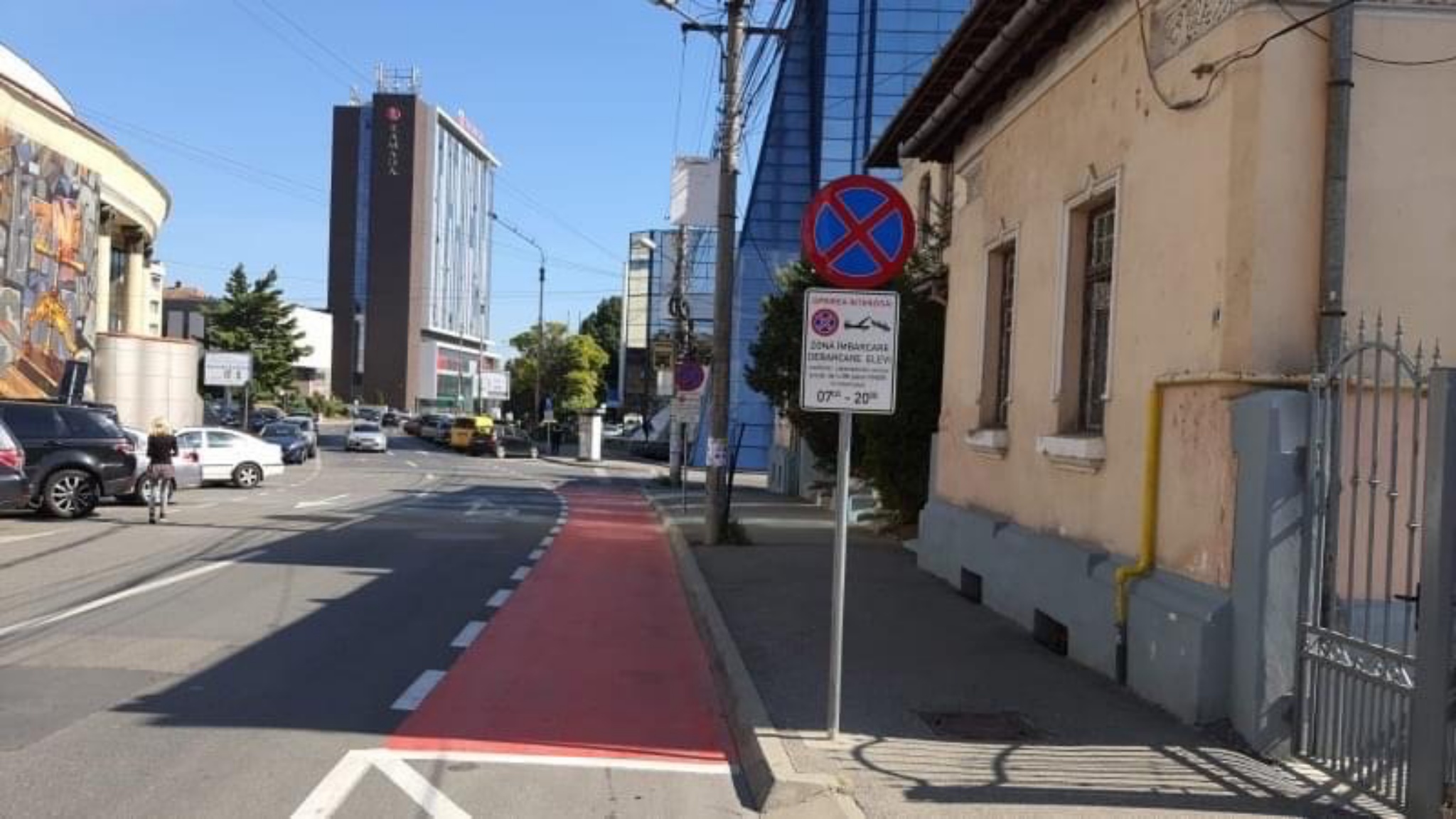 Șoferii care staționează pe culoarele speciale din zona școlilor din Sibiu, sancționați - „Sunt destinate îmbarcării și debarcării elevilor”