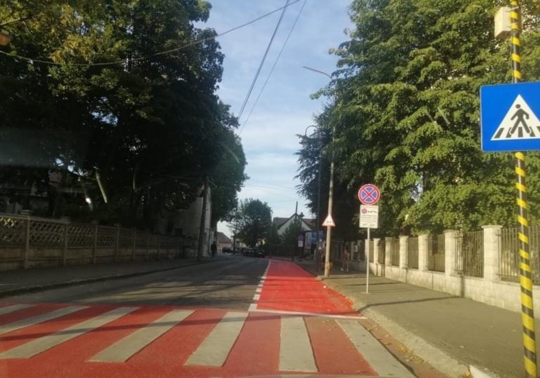 Șoferii care staționează pe culoarele speciale din zona școlilor din Sibiu, sancționați - „Sunt destinate îmbarcării și debarcării elevilor”