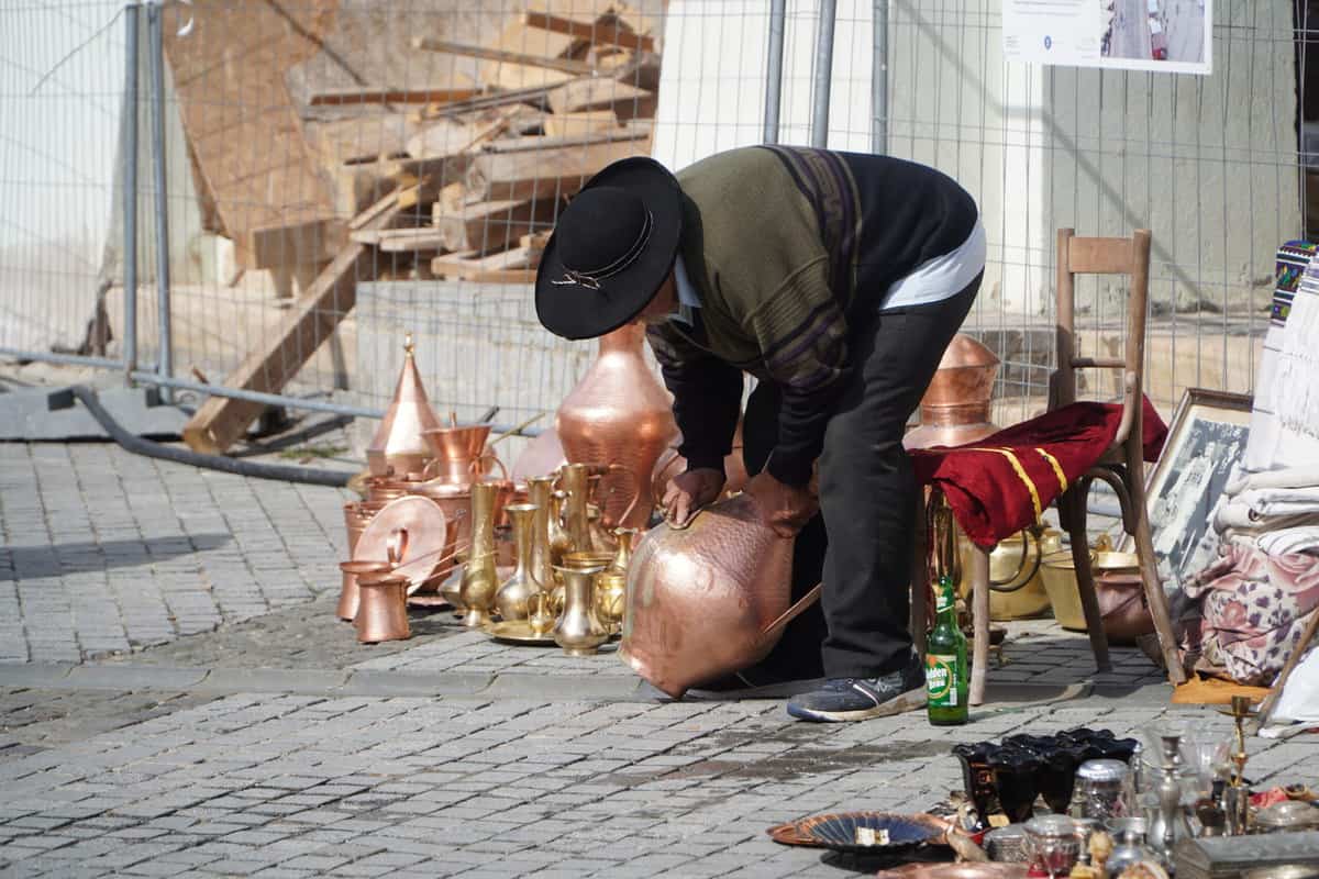 FOTO VIDEO Prima zi a Festivalului Internațional a Culturii Romilor la Sibiu - Ibrice, cazane și linguri de lemn la prețuri negociabile