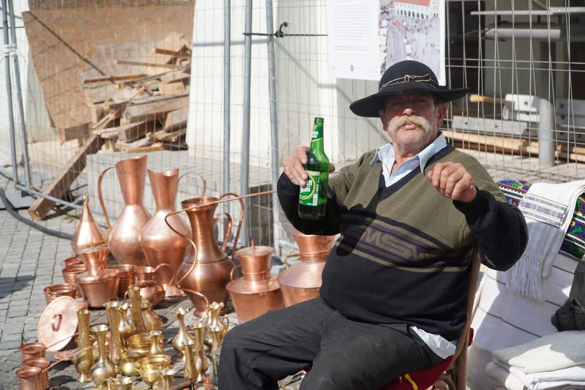 FOTO VIDEO Prima zi a Festivalului Internațional a Culturii Romilor la Sibiu - Ibrice, cazane și linguri de lemn la prețuri negociabile