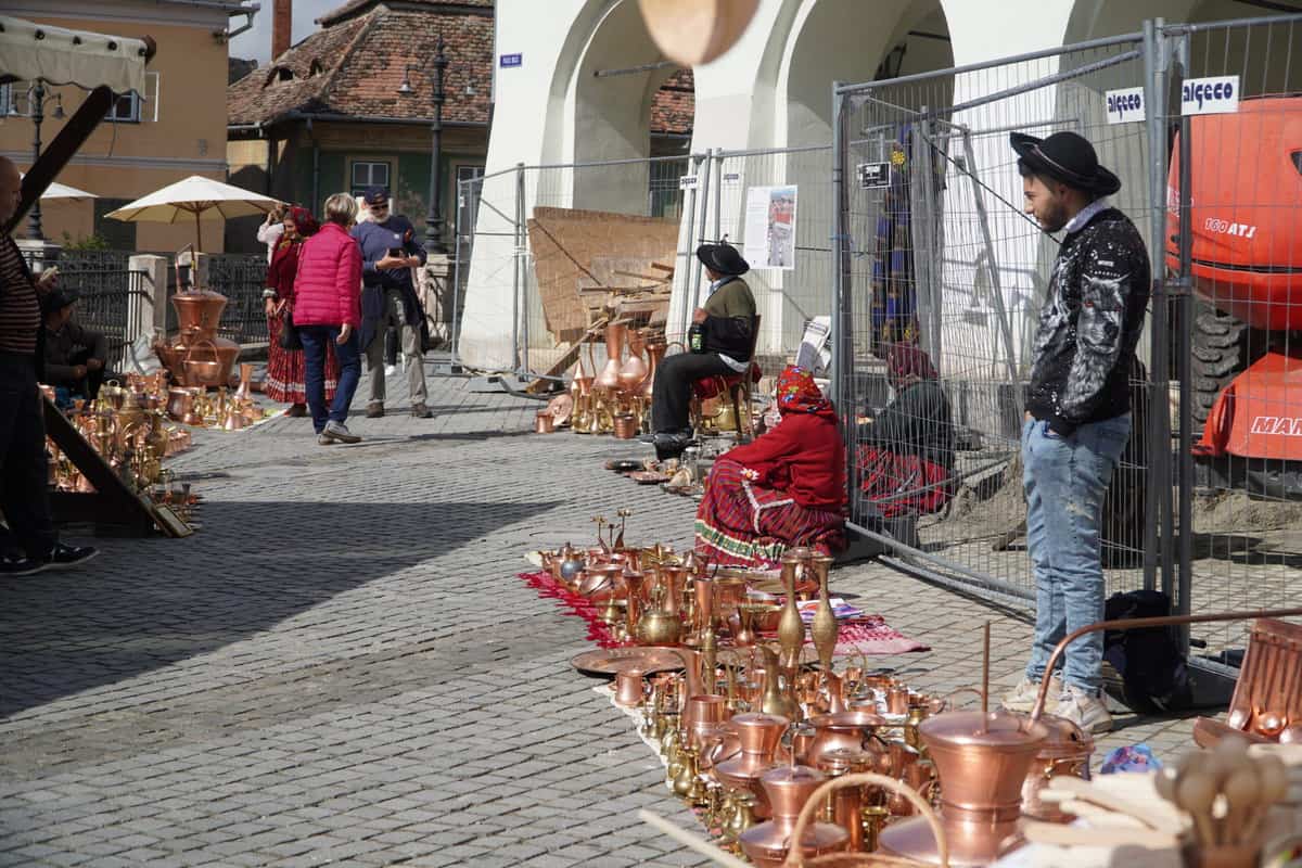 FOTO VIDEO Prima zi a Festivalului Internațional a Culturii Romilor la Sibiu - Ibrice, cazane și linguri de lemn la prețuri negociabile