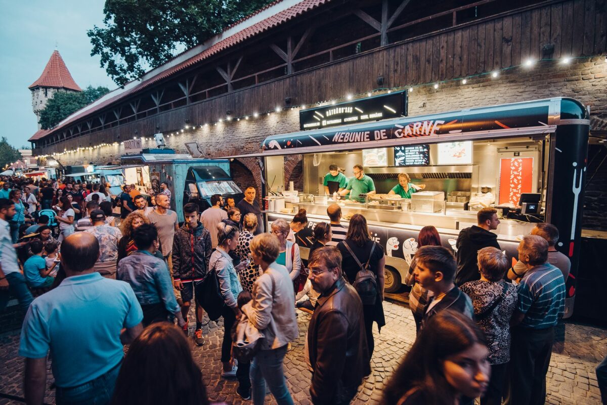 cel mai cunoscut festival de mâncare stradală, foodie, revine pe cetății - zeci de food truck-uri vă dau întâlnire pe cea mai frumoasă stradă din sibiu