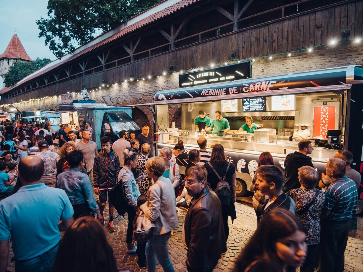 cel mai cunoscut festival de mâncare stradală, foodie, revine pe cetății - zeci de food truck-uri vă dau întâlnire pe cea mai frumoasă stradă din sibiu