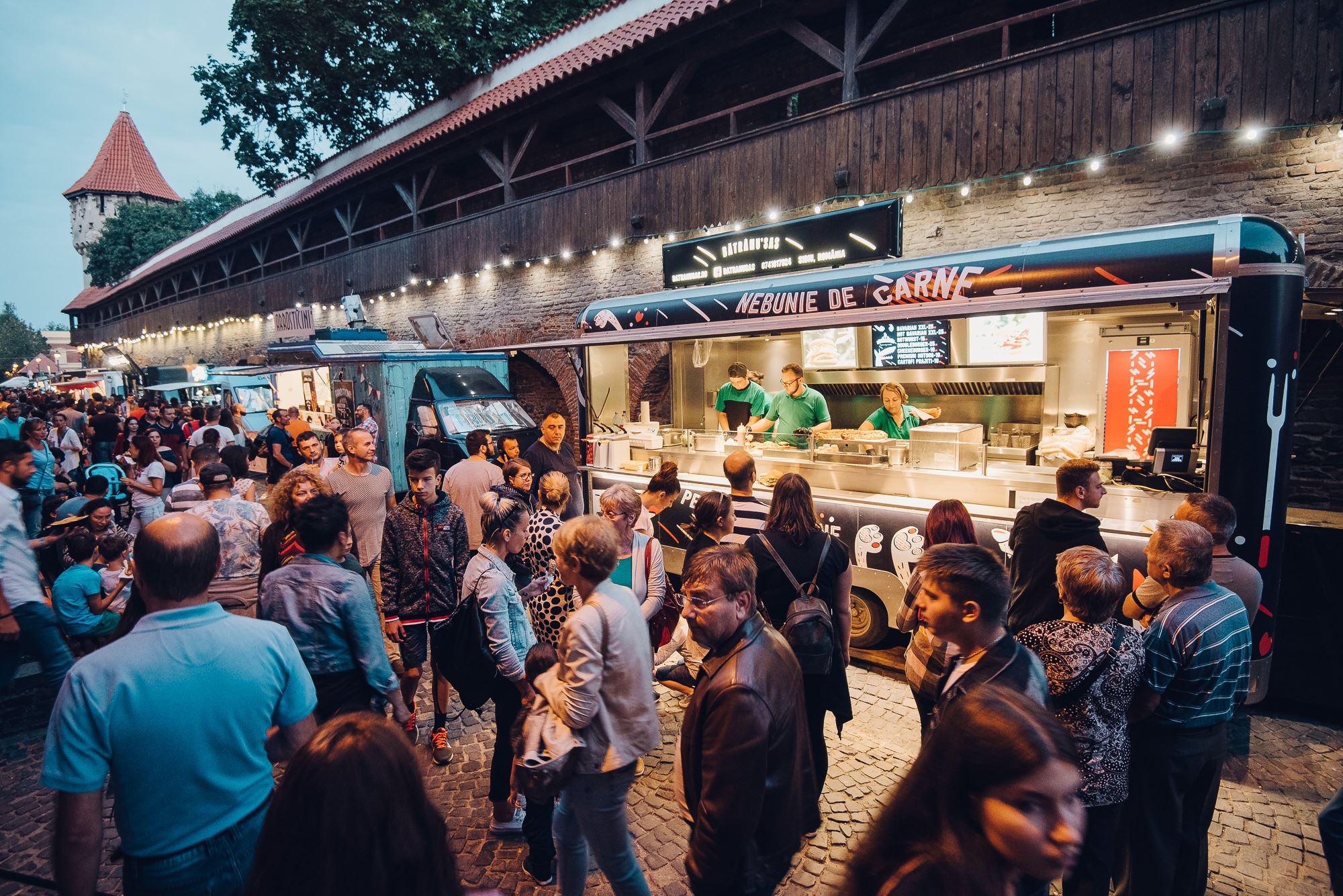 începe cel mai cunoscut street food festival din sibiu - zeci de food truck-uri vă dau întâlnire la ”foodie” pe strada cetății - distracție pe cinste și pentru copii