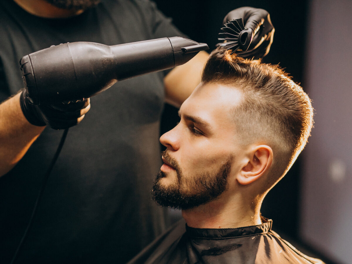 Aceeași tunsoare, diferențe majore de preț - Ce tarife au frizerii și hair-styliștii din Sibiu