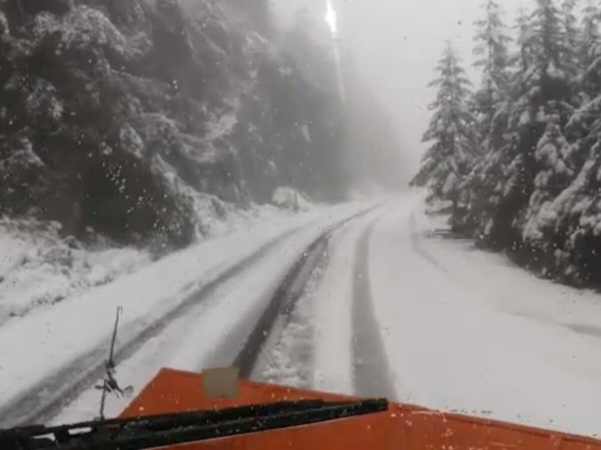 circulație în condiții de iarnă pe transfăgărășan - poliția: „șoferii sunt obligați să își echipeze autovehiculele cu anvelope de iarnă”