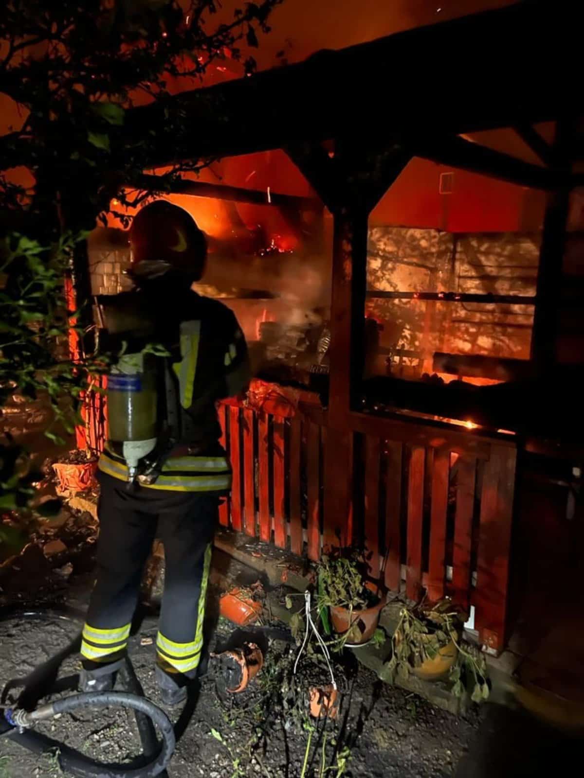 foto: incendiu pe calea șurii mici - a ars o filigorie și a fost distrus acoperișul unei case