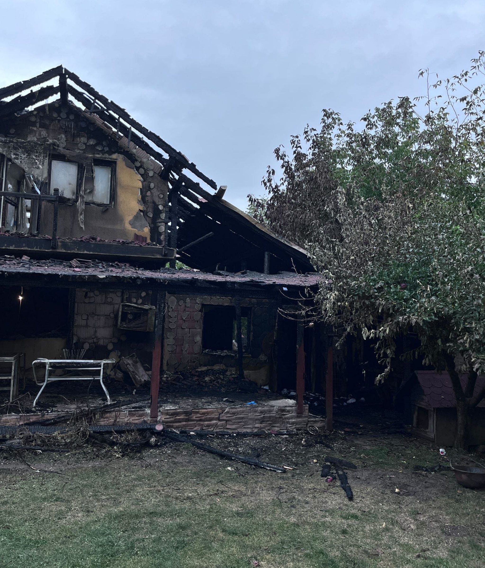 pompierul piroman a incendiat casa din șura mare din răzbunare - fosta soție și cei trei copii au rămas fără locuință