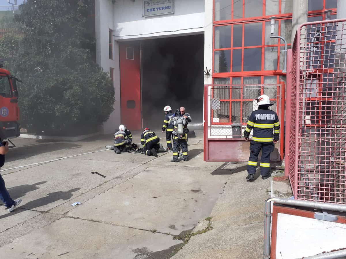 FOTO: Incendiu la Hidrocentrala Turnu din Călimănești - ISU: „A luat foc un tablou electric”