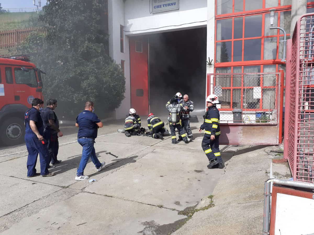 FOTO: Incendiu la Hidrocentrala Turnu din Călimănești - ISU: „A luat foc un tablou electric”