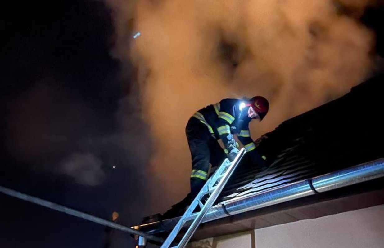 foto: incendiu pe calea șurii mici - a ars o filigorie și a fost distrus acoperișul unei case