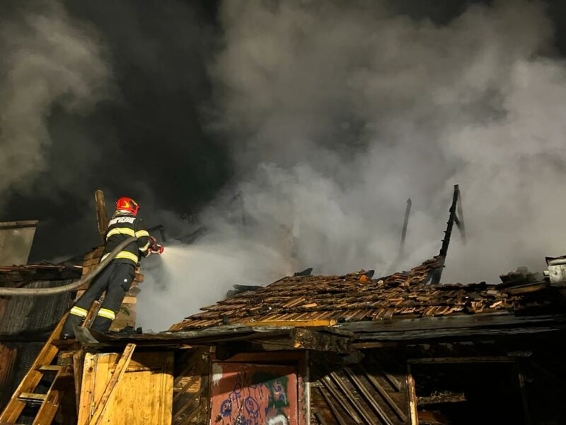 video foto: incendiu devastator în tălmaciu - trei locuințe, distruse de flăcări