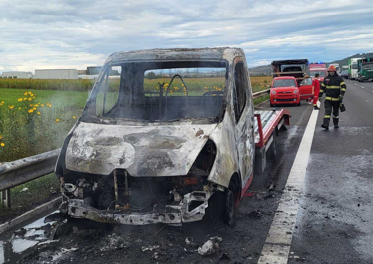 foto: incendiu pe autostradă la veștem - a luat foc o autoutilitară
