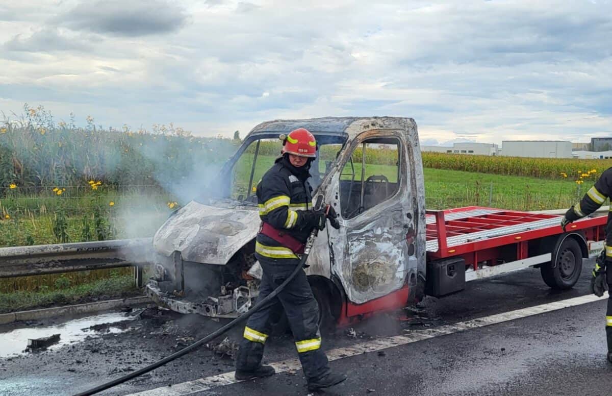 foto: incendiu pe autostradă la veștem - a luat foc o autoutilitară