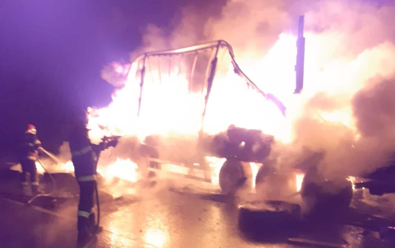 video: un camion încărcat cu anvelope a luat foc pe valea oltului - incendiul, stins în patru ore
