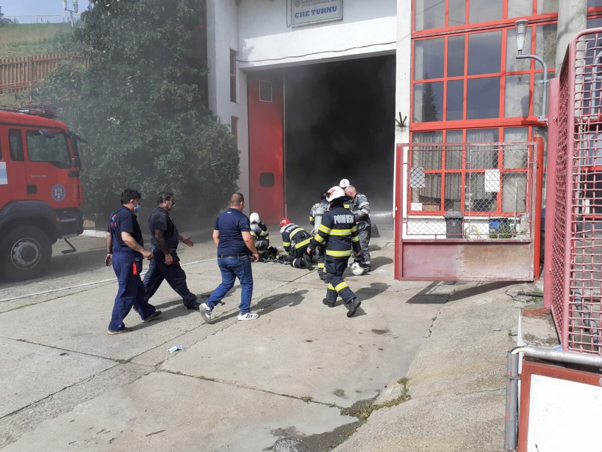 FOTO: Incendiu la Hidrocentrala Turnu din Călimănești - ISU: „A luat foc un tablou electric”