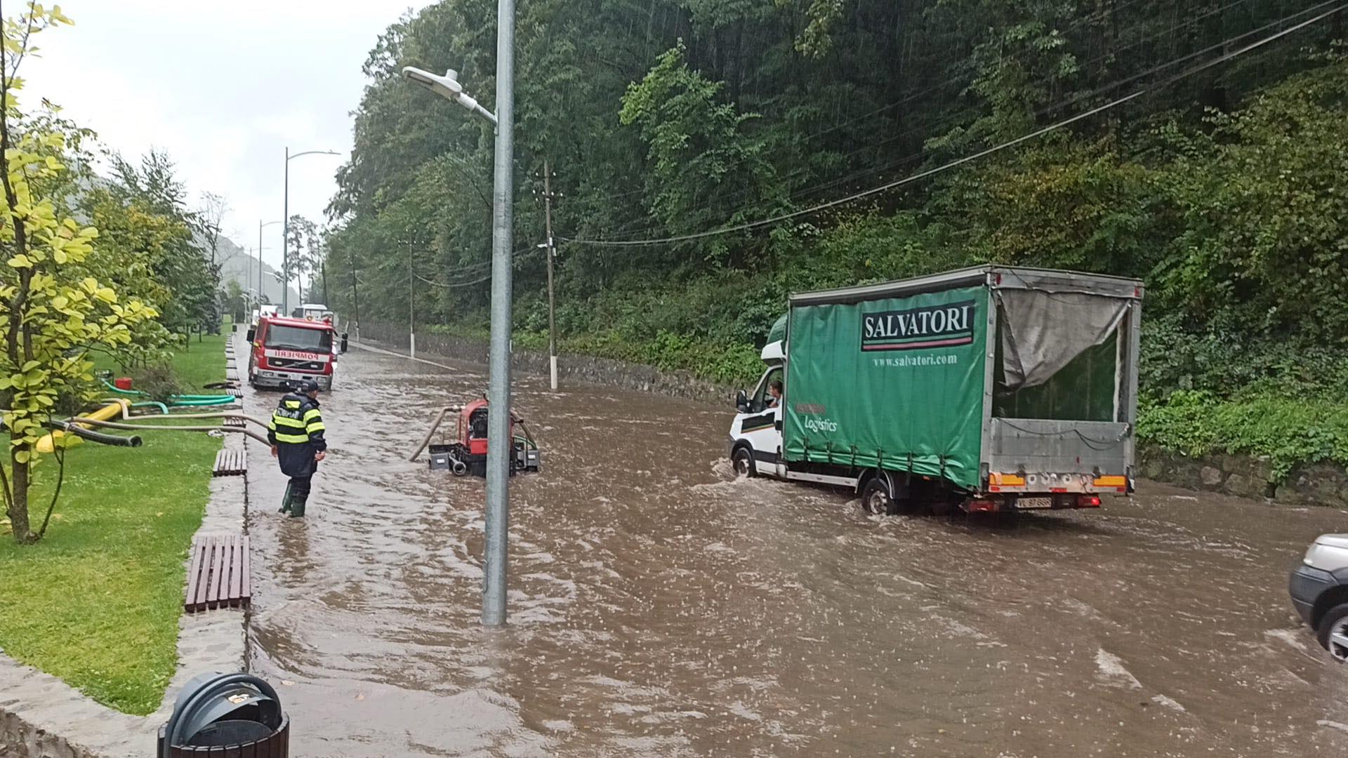 foto: inundații după o ploaie torențială - pompierii intervin pe valea oltului