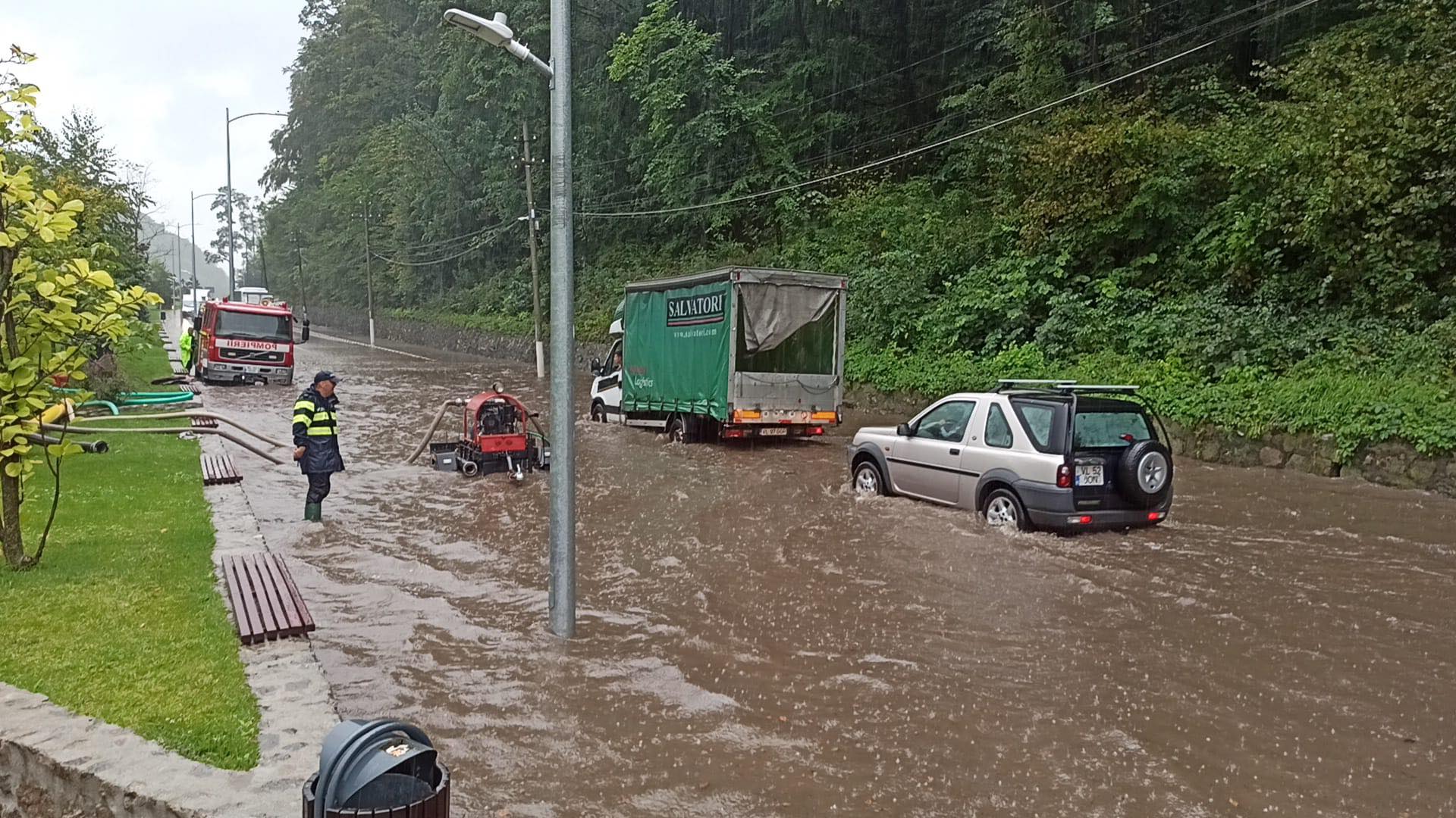 foto: inundații după o ploaie torențială - pompierii intervin pe valea oltului