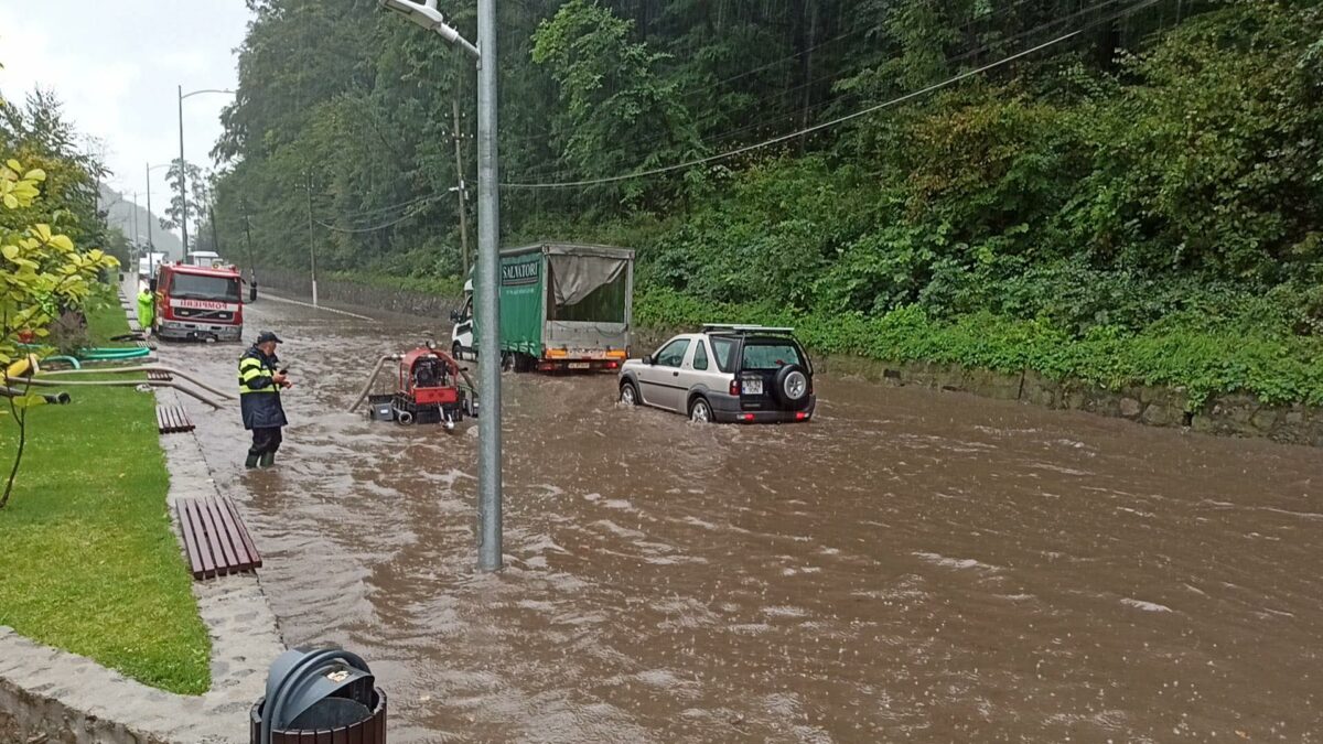 foto: inundații după o ploaie torențială - pompierii intervin pe valea oltului