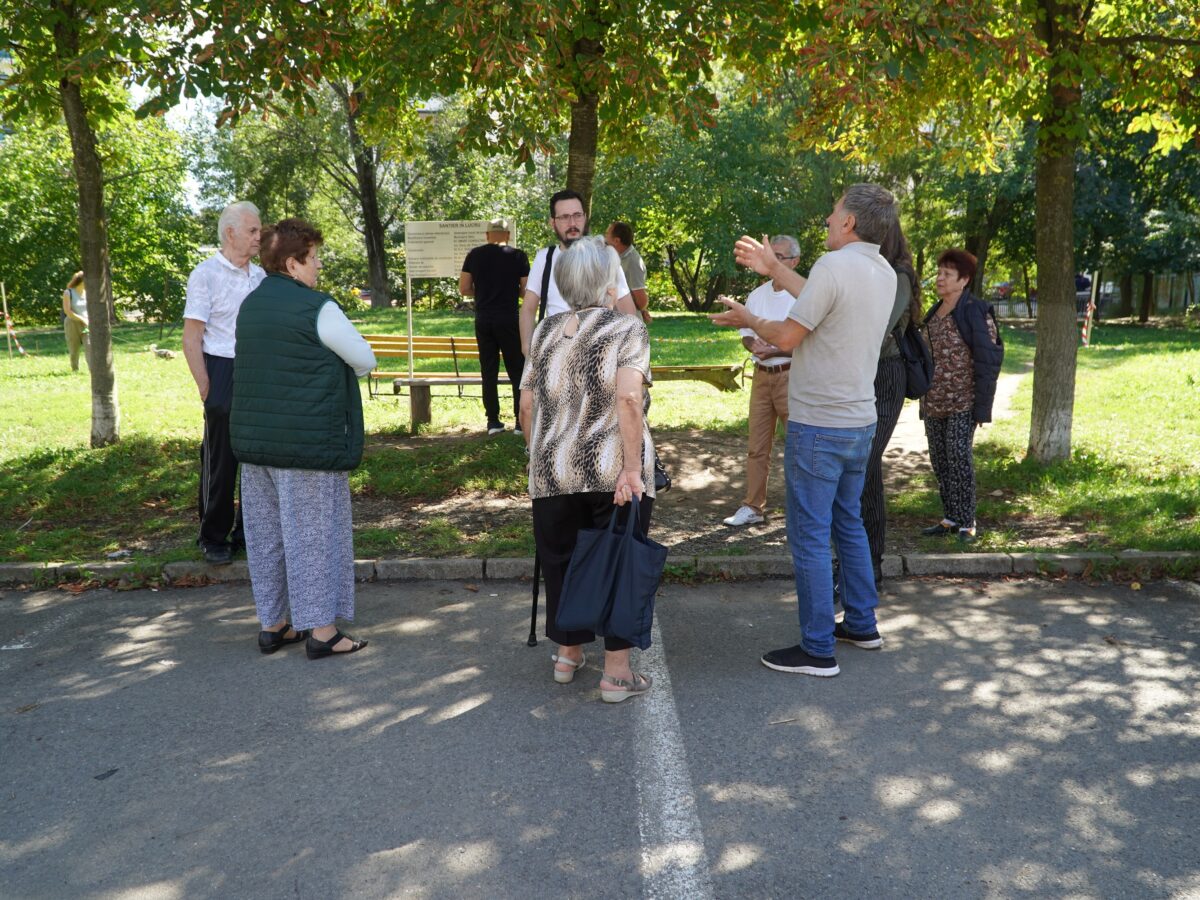 VIDEO Protest împotriva locului de joacă pentru câini din Parcul Valea Săpunului - „Nu se poate să ies cu copilul direct în țarcul de câini”