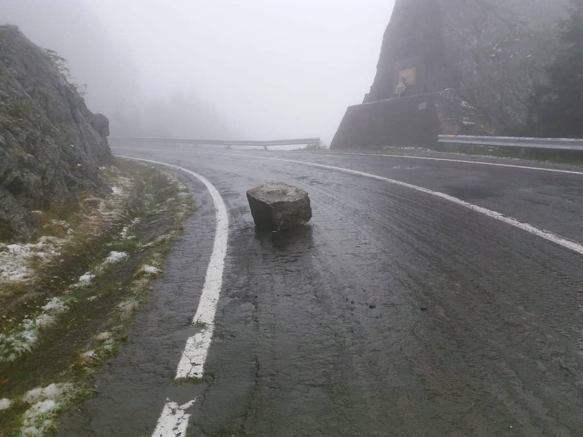 FOTO: Trafic blocat pe Transfăgărășan - Au căzut pietre pe carosabil